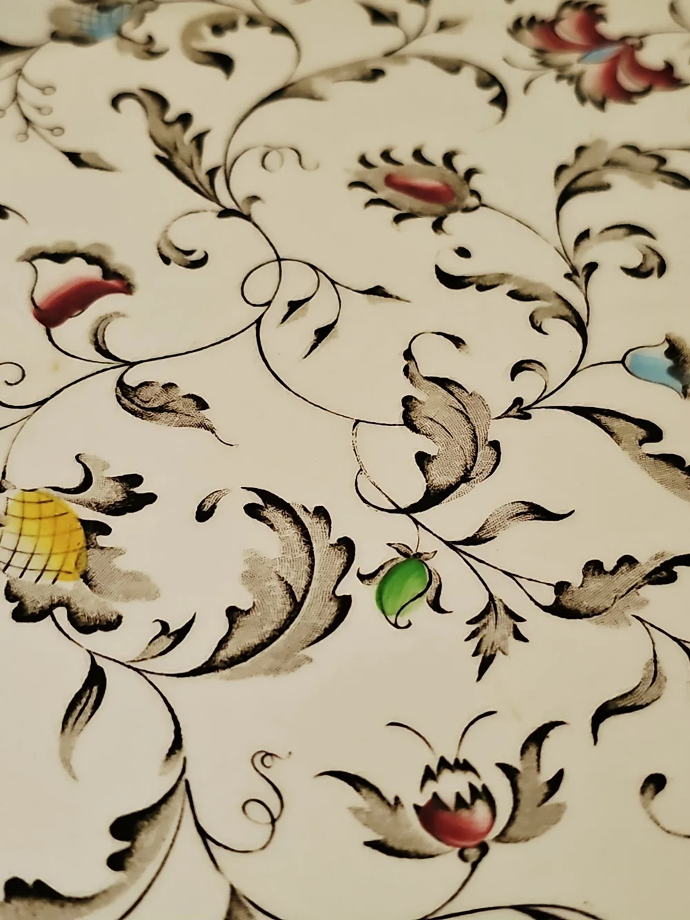 Vintage Vanity Fair Cream Scalloped Large Floral 16